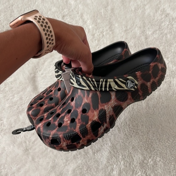 (NWT) Crocs Classic Unisex Animal Remix Clogs Black Multi Animal, Size: W7, M5 - Picture 15 of 17